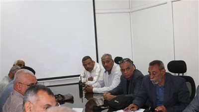 رئيس جامعة جنوب الوادى يعقد اجتماعا مع اللجنة المنظمة للدورة العربية الـ 19 لخماسيات كرة القدم|صور