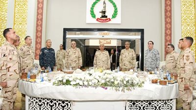 القائد العام للقوات المسلحة يشارك مقاتلي الجيش الثاني الميداني تناول الإفطار