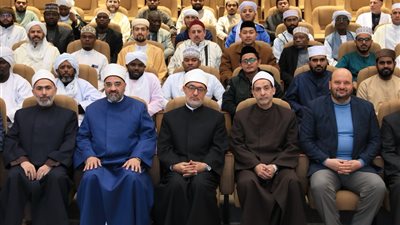 مفتي الجمهورية يستقبل وفدًا من 7 دول ويؤكد: دار الإفتاء منارة للوسطية