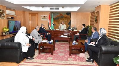 محافظ الفيوم يناقش آليات الاستثمار الأمثل في القطاع الزراعي بأراضي أملاك الدولة