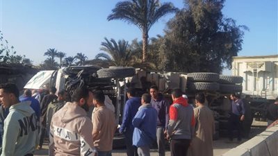 إصابة شخصين في انقلاب سيارة نقل بطريق مصر - أسيوط الزراعي بالعياط 