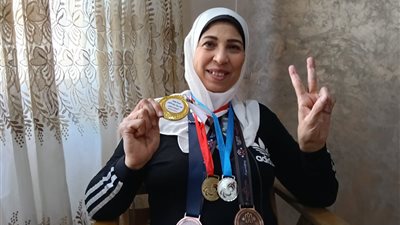 معلمتها تسببت في بتر ساقيها.. سهام علي تحدت الظروف وتحولت من طفلة معاقة إلى بطلة العالم في رفع الأثقال
