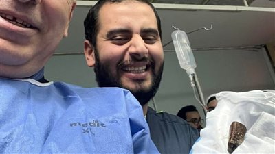 بعد عام ونصف من ابتلاعها.. استخراج 3 حجارة قلم من بطن مريض بالمنوفية