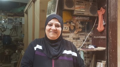 «أم رحاب» المرأة الحديدية.. أول سيدة تعمل بالنجارة في الفيوم | خاص