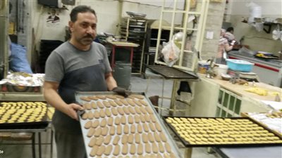 مكونة من 5 أشقاء.. أسرة قبطية تحترف صناعة كحك العيد بالفيوم منذ 40 عاما