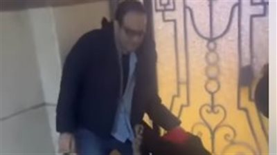 طبيب يعتدي علي ىسيدة مصابة بكسر في قدمها في الزقازيق (فيديو)