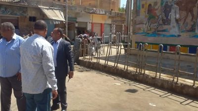 محلي قوص يتفقد محيط المسجد العمري للوقوف علي الحالة العامة للميدان استعدادا لصلاة عيد الفطر|صور