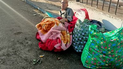 ابنته تكشف التفاصيل.. العثور على مسن أمام مسجد بالسويس: اخواته رموه وطردوه خارج المدينة