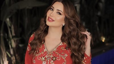 بقفطان أحمر جرئ..أحدث إطلالة رمضانية للفنانة نسرين طافش |صور
