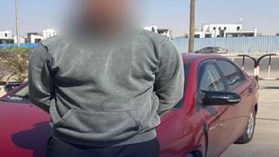 باشا مصر.. طالب يقود سيارة منتهية التراخيص وطمس لوحاتها في القاهرة