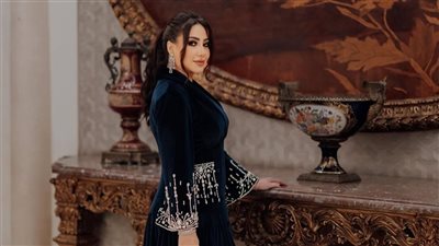 بقفطان كحلي قطيفة..بوسي تتألق في أحدث جلسة تصوير|صور