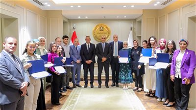 وزير التعليم يكرم الطلاب أوائل مدارس النيل المصرية 