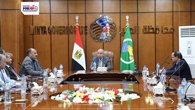 استعدادا للعام الجديد.. محافظ المنيا يعقد اجتماعًا مع مديري الإدارات التعليمية