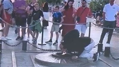 جدل واسع في فرنسا بعد إشعال مغربي سيجارته من «شعلة الجندي المجهول»