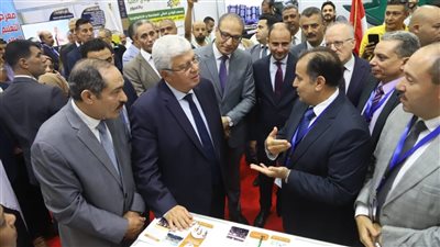وزير التعليم العالي يتفقد جناح جامعة جنوب الوادي 