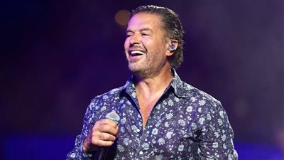 راغب علامة يثير الجدل مجددًا بعد رقصه مع معجبة في لبنان