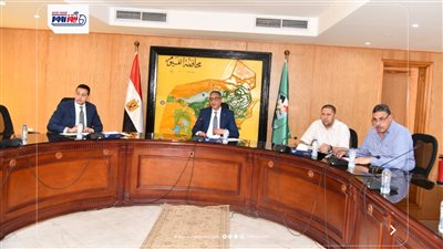 محافظ الفيوم يتابع معدلات الأداء بملف تقنين أملاك الدولة والأراضي المستردة
