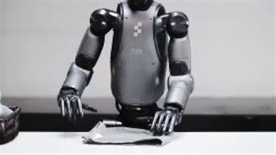 تجربة فريدة.. روبوت ذكي يستخدم شبكة عصبية متكاملة لطي الغسيل تلقائيًا