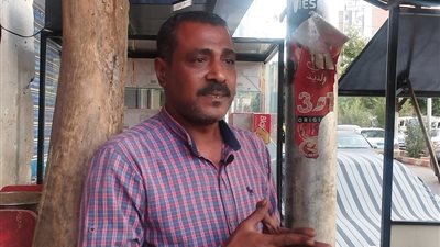 بعد 5 سنوات كفاح.. شاب خمسيني يحول عربة قهوة متحركة لأشهر محطة في قنا