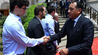 رئيس الوزراء يشهد صلاة الجنازة ويؤدي واجب العزاء في الدكتورعلي المصيلحي