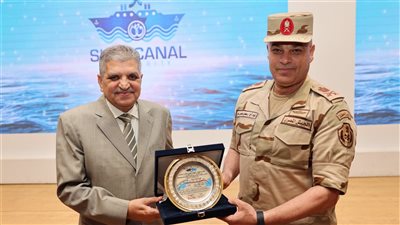 الفريق أسامة ربيع يستعرض مشروعات تطوير قناة السويس لوفد كلية الحرب العليا