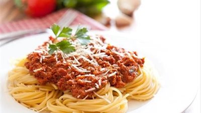 غداء اليوم..طريقة عمل المكرونة باللحمة المفروم والصلصة الحمراء والسلطة الخضراء