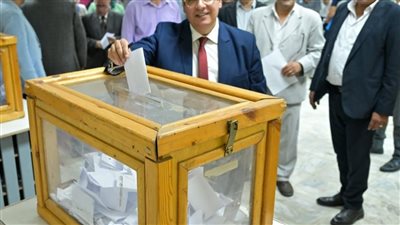 رئيس جامعة القاهرة يشارك في التصويت بانتخابات صندوق الزمالة 