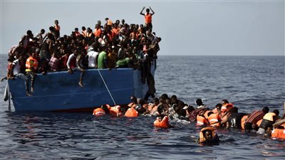 20 قتيلًا في حادث غرق قارب هجرة غير شرعية قبالة سواحل إيطاليا