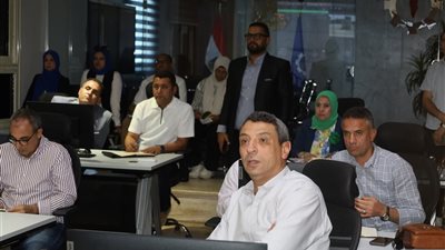 محافظ السويس يتابع أعمال النظافة عبر الشبكة الوطنية للطوارئ لضمان بيئة نظيفة 