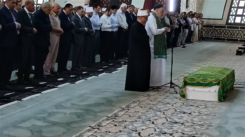 علي جمعة يؤم المصلين