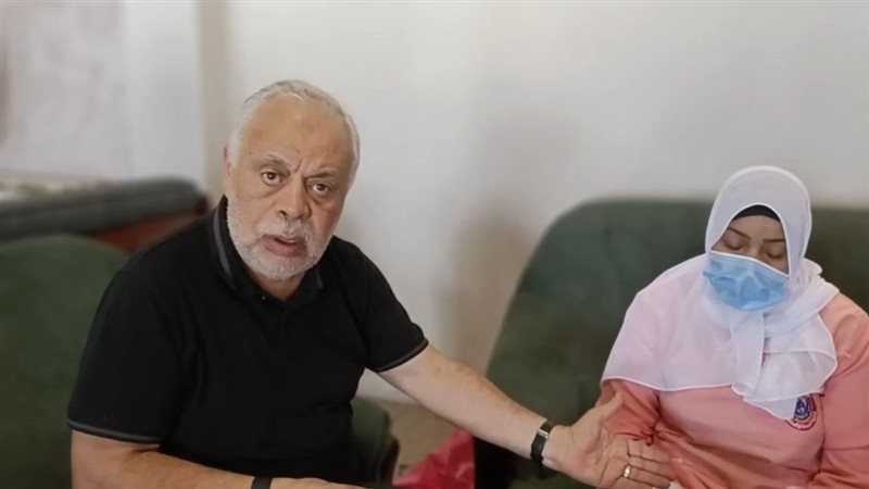 أشرف زكي وإحدى الممرضات