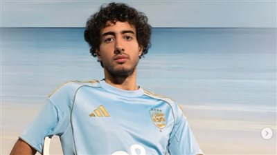 بطعم الساحل ... محمد هاني يكشف عن القميص الثالث للأهلي في الموسم الجديد 