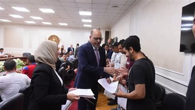 وزير العمل يُسلم 93 عقد عمل لكوادر مصرية للعمل في البوسنة والإمارات والأردن