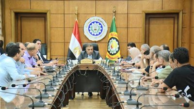 لتطوير المنظومة.. محافظ الدقهلية يجتمع بأصحاب شركات النظافة 