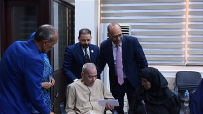 وزيرالعمل يُسلم بطاقات بنكية gمُستحقي المعاشات التقاعدية العراقية