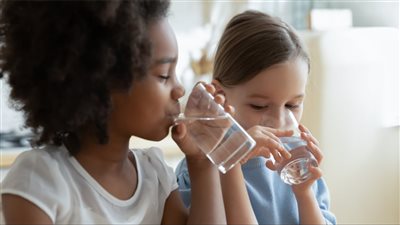 طرق فعّالة للوقاية من الجفاف عند الأطفال في موجة الحر 