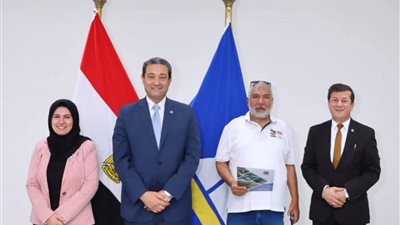 محافظ دمياط يسلم عقود تقنين أراضي الدولة للمواطنين 