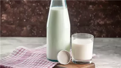 مخاطر الإفراط في تناول الحليب وتأثيراته على صحة الجسم العامة 