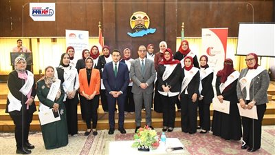 محافظ الفيوم يسلم شهادات اجتياز برنامج 