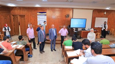 رئيس جامعة كفر الشيخ يتفقد سير امتحانات الفرقة الرابعة بكلية الطب البشري