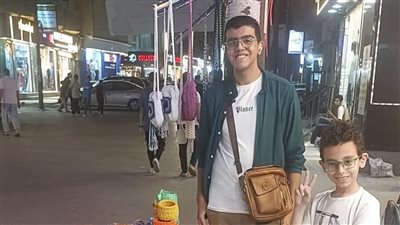 قصة كفاح طالب ثانوى يحلم بالهندسة ويعمل بالمشغولات اليدوية