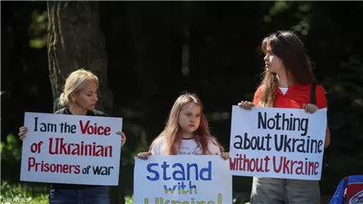 مظاهرة مؤيدة لأوكرانيا بألأسكا قبل قمة ترامب بوتين.. وعدم حضور زيلنسكي يغضبهم