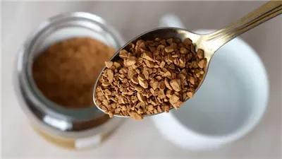 القهوة سريعة التحضير: اكتشف المخاطر والفوائد قبل الإفراط فيها 