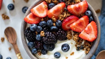 تحضير الزبادي بالفواكه أو الشوفان.. وصفة صحية غنية بالفوائد للجسم