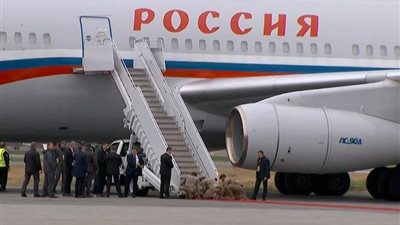 جدل عالمي حول صورة جنود أمريكيين راكعين أثناء استقبال بوتين في ألاسكا