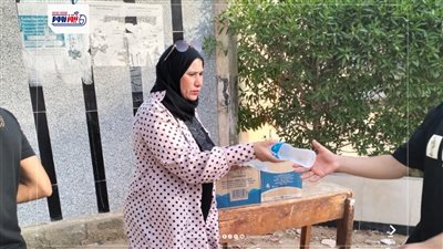 تعليم الفيوم يوزع المياه والشيكولاتة على طلاب الثانوية العامة