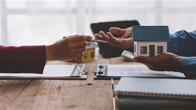 حكم تقاضي السمسار عمولة من البائع دون علم المشتري.. الإفتاء توضح