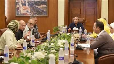 محافظ بورسعيد يناقش آليات الارتقاء بمنظومة الصرف الصحي في عدد من المناطق