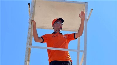 إدارة شاطئ بورسعيد تحذر المصطافين من نزول البحر لارتفاع الأمواج 