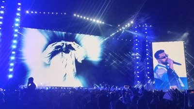 ليجي سي يفتتح حفله في مهرجان العلمين بأغنية 